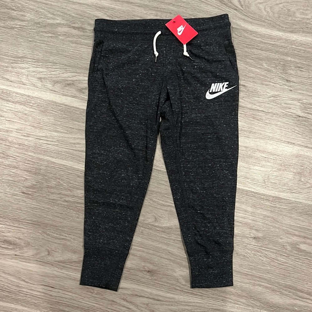NIKE SPORTSWEAR VINTAGE CAPRI IN SIZE SMALL